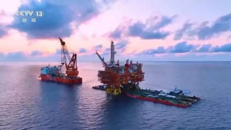 用钢量超2个“小蛮腰” 万吨级海洋油气平台完成海上安装